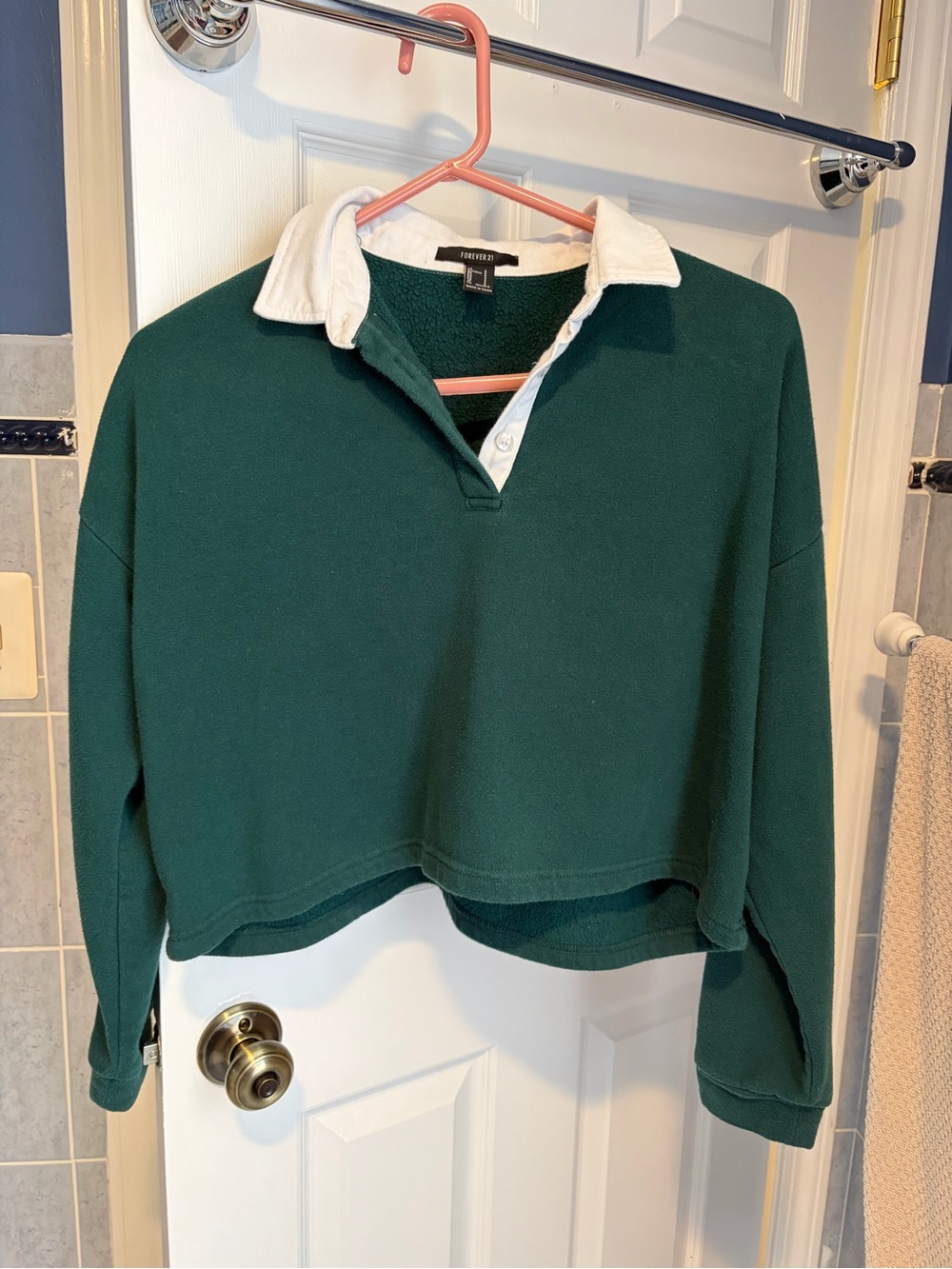 Forever 21 Dark Green Cropped Rugby Pullover with White Collar Size Small GUC